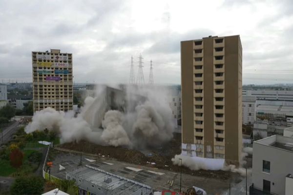 Les trois dernières tours du quartier Chantereine ot été démoli par foudroyage ce matin à Alforville.