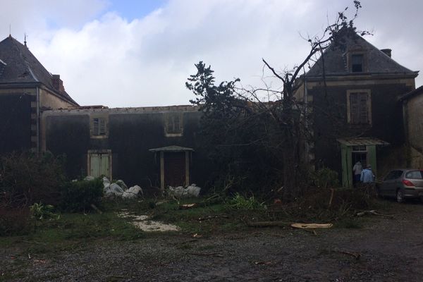 La propriétaire de cette maison a vu son toit s'envoler. 