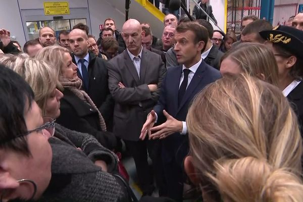 Lors de sa visite à Amiens, le président de la République Emmanuel Macron s'est entretenu avec les anciens salariés de Whirlpool/WN vendredi 22 novembre 2019
