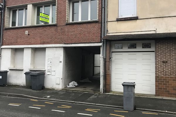 Le drame a eu lieu près de ce porche dans la rue Lafargue à Loos.