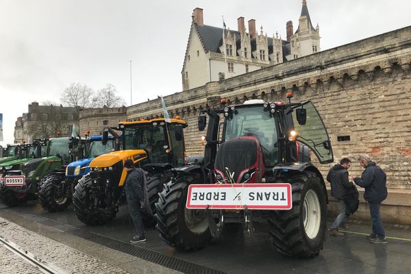 A l'appel de la FNSEA, 80 tracteurs se sont postés devant le château à Nantes, le 23 février 2024