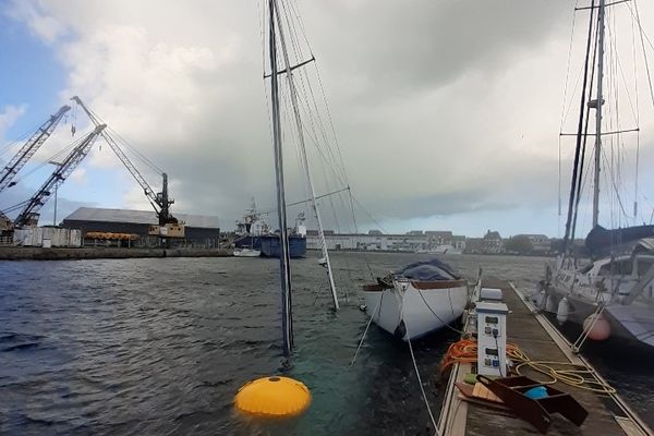 Il ne reste plus de visible que le mât de Kryter V dans le bassin Duguay Trouin du port de Saint-Malo