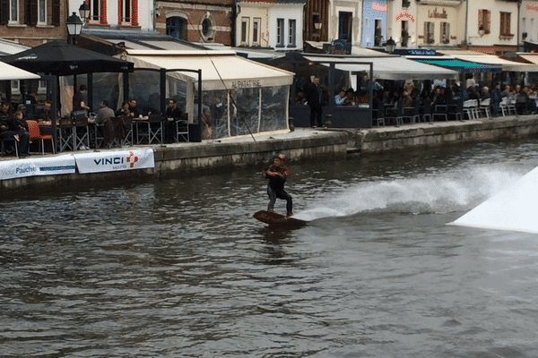 Un rider tracté devant le quai Belu, quartier Saint-Leu à Amiens, samedi 4 juin.