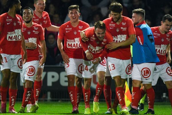 L'attaquant brestois Irvin Cardona (au centre) félicité par ses coéquipiers lors du match de Ligue 1 entre le SCO Angers et le Stade Brestois au stade Raymond Kopa à Angers- 19/10/2019