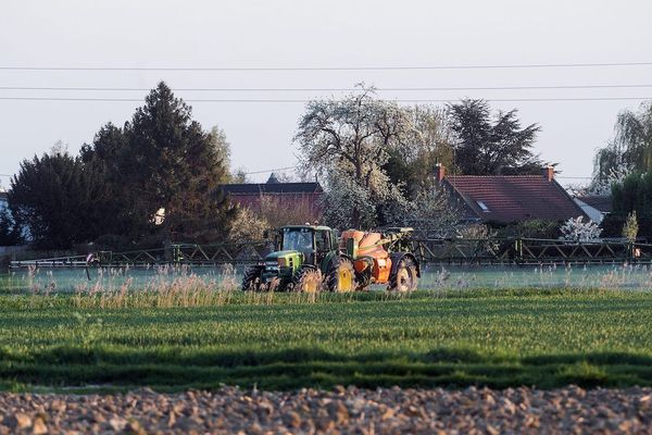 Les débats autour de l'utilisation des produits phytosanitaires sont relancés. En cause : une charte visant à réduire la distance d'épandage des pesticides, soumise à une concertation publique... mais peu médiatisée.