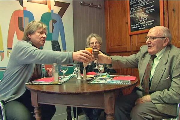 A Neufchâtel-en-Bray, des bénévoles de "la clé des champs" avec Rémy, 92 ans