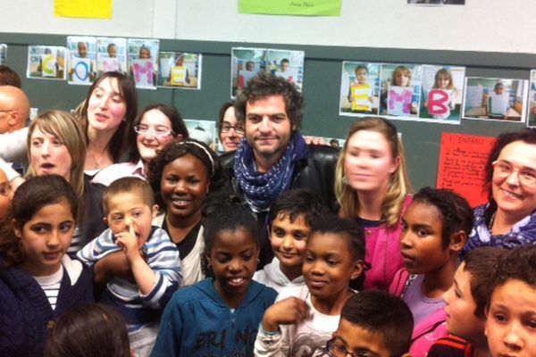 Matthieu Chedid entouré des enfants de l'école Andrée Chedid à Rennes