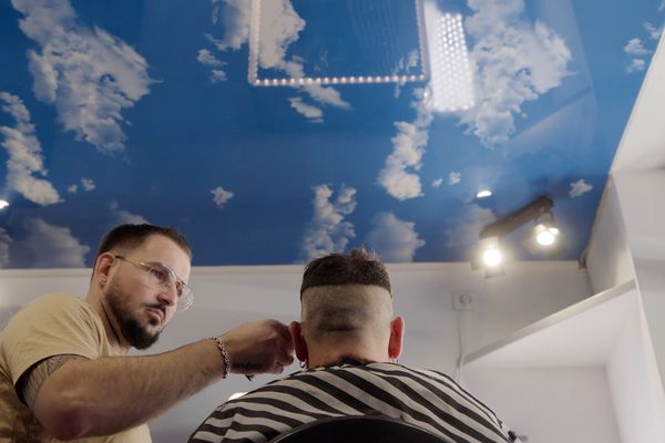 À travers les voix de ses habitants comme celles de Vincent, coiffeur, le documentaire "cher bassin" insuffle une âme à cette ville moyenne de l'Aveyron.