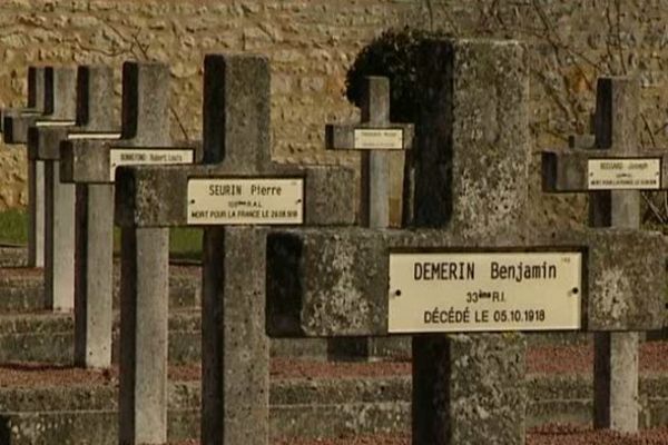 Les croix du carré militaire au cimetière de la Pierre Levée, à Poitiers, sont dans un triste état.