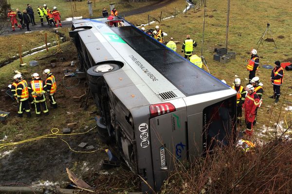 Un accident de bus, à Tauves, dans le Puy-de-Dôme a fait un mort et cinq blessés, dont 4 graves, lundi 30 janvier