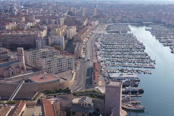 20/03/2020. Le Vieux-Port et le Fort St Jean à Marseille (Bouches-du-Rhône), totalement désertés pour cause de confinement, en pleine épidémie de coronavirus.