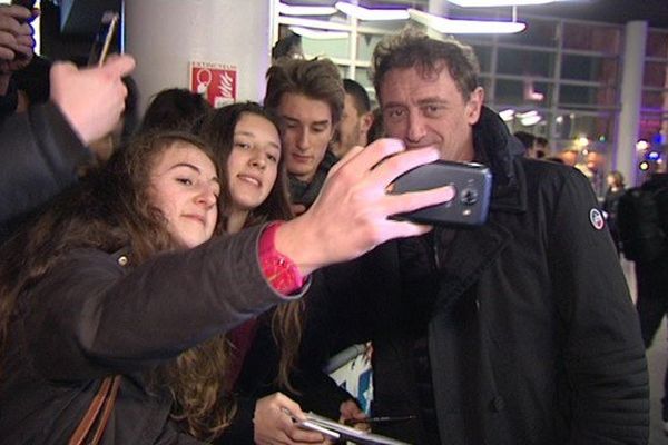 L'acteur dunkerquois Jean-Paul Rouve s'est prêté au jeu des selfies pour des dizaines de fans réunis à Lomme 