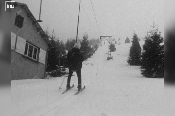 En 1968, un téléski permettait de pratiquer le ski de descente sur le sommet du Morvan.