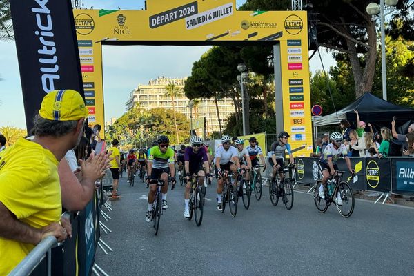 Ils étaient près de 16.000 cyclistes amateurs au départ de L’Étape du Tour qui s’élancera ce samedi sur la promenade des Anglais de Nice.