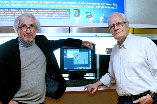 En mars 1989, il y a 30 ans, au CERN, naissaient les bases du Web, une technologie de partage d’informations permettant de naviguer de contenu en contenu. En France, ce sont Wojciech Wojcik et Daniel Charnay (à gauche sur la photo), ingénieurs du CNRS travaillant au Centre de calcul de l’IN2P3 (CC-IN2P3) du CNRS, à Lyon, qui montèrent le premier serveur, et donc la première page web. 