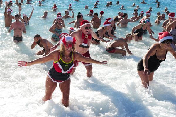 Le bain de Noël de Nice, le 17 décembre 2023.