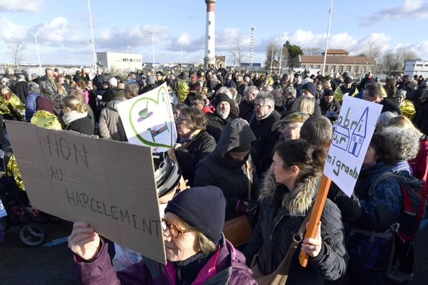 Image d'archive de la manifestation de soutien au migrants le 16/12/2017 sur le port de Ouistreham (14).