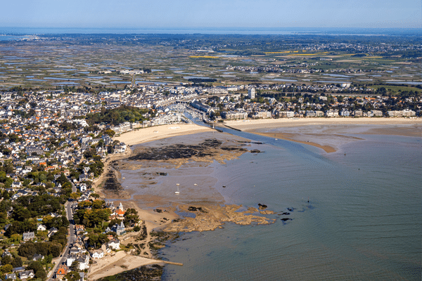 La Baie de La Baule, Le Pouliguen en premier plan