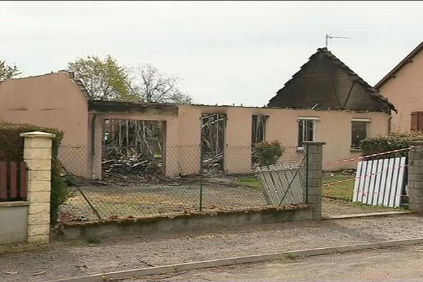 Un corps calciné a été retrouvé dans les décombres d'un pavillon qui a brûlé à Bourbon-Lancy, en Saône-et-Loire, samedi 20 avril 2019.