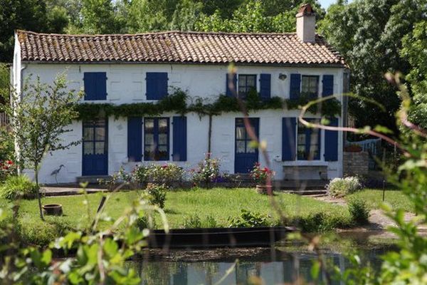 La maison bleue de Coulon dans le Marais poitevin