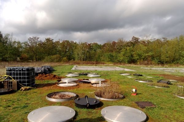 Le laboratoire souterrain installé en plein air permet aux chercheurs d'analyser le comportement des polluants présents dans les sols.