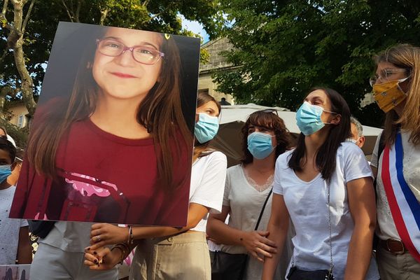 La petite Sarah en photo, assassinée par son père, et sa maman (au centre) durant la marche blanche