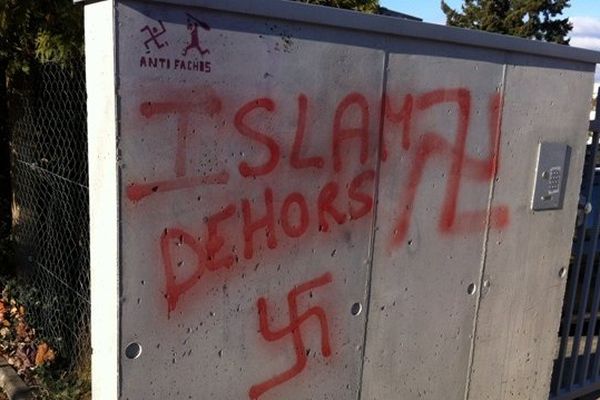 Des tags islamophobes à l'entrée du lycée Tristan Bernard à Besançon