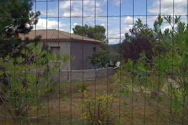 Saint-Julien-de-Peyrolas (Gard) - les armes étaient enterrées dans le jardin de cette maison, le long du mur - septembre 2015.