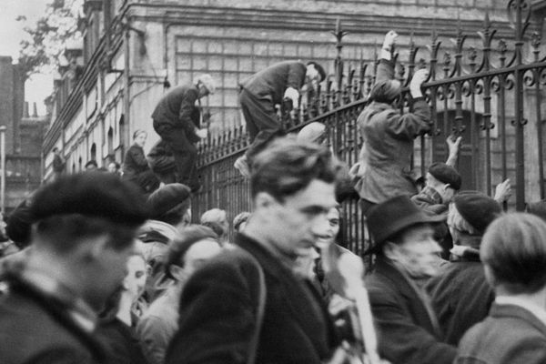 Les mineurs grévistes prenant d'assaut la sous-préfecture de Béthune, en octobre 1948, après l'emprisonnement de sept des leurs.