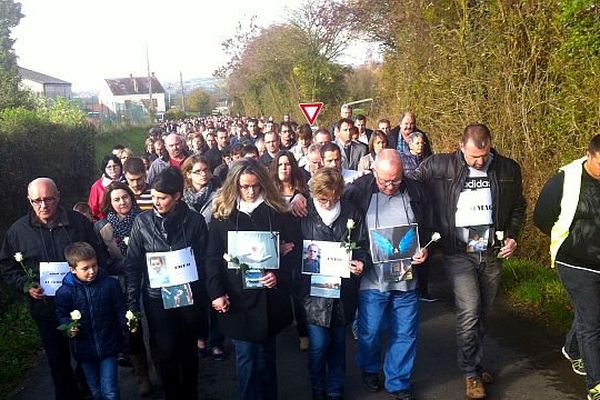 Plus de 500 personnes étaient réunies pour une marche blanche en hommage à Cyril Alexandre et son fils Théo, samedi 7 en début d'après midi.