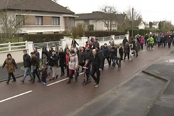 Une centaine de personnes ont manifesté contre la fermeture programmée d'une classe à Choisy-au-Bac.