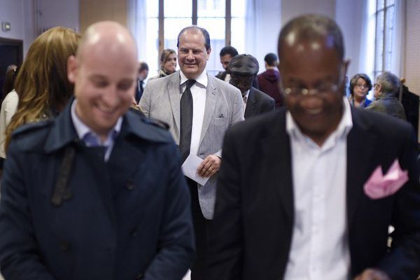 Le Premier Secrétaire du PS Jean-Christophe Cambadélis s'apprête à voter à Paris, le 21 mai 2015. Son texte a rassemblé plus de 60 % des voix des militants. 