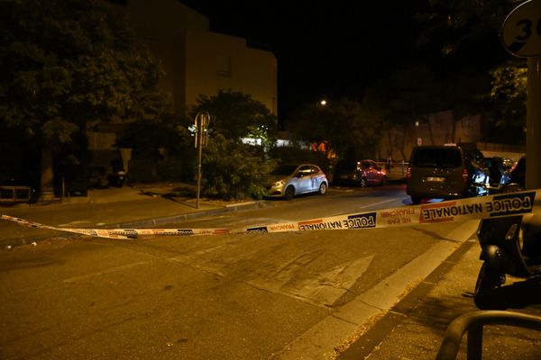 Un homme d'environ 25 ans a été tué par balle dimanche 13 août 2023, vers 22h30, dans la cité de la Cayolle, dans le 9ᵉ arrondissement de Marseille.