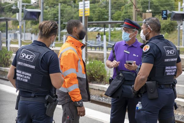 Les contrôles des passagers de trains TER ont été renforcés, comme ici dans une gare de la région Paca.