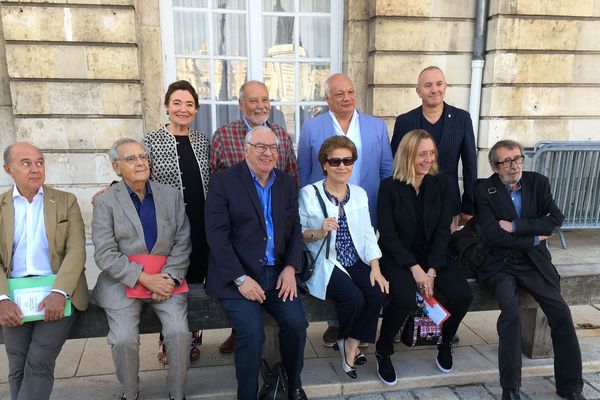 Le livre sur la place. Les académiciens Goncourt devant la mairie de Nancy, vendredi 7 septembre 2018, autour de leur président Bernard Pivot.