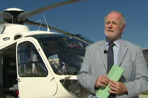 Frédéric Bonnet près de l'hélicoptère du SMUR