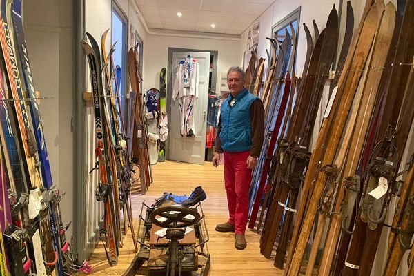 Jean-Jacques Bouchage a réuni des planches de ski, gants, raquettes, et autres pièces retraçant l'histoire des sports d'hiver avant l'ouverture du premier musée du ski en Savoie.