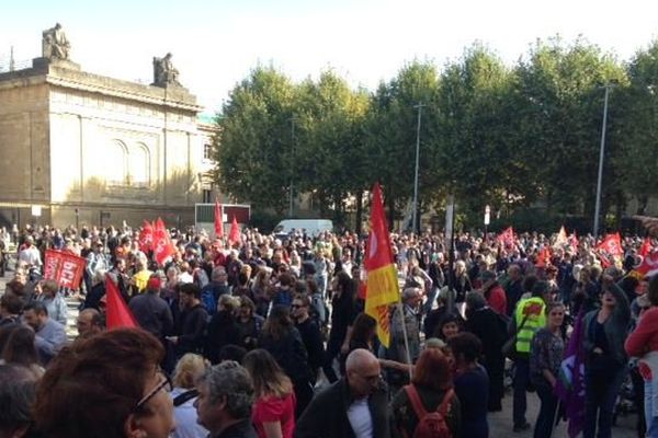 A Bordeaux, les manifestants se sont donnés rendez-vous place de la république.