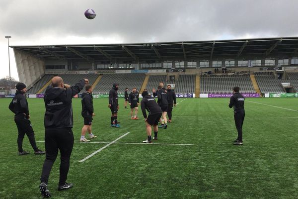 Le CA Brive lors de la mise en place au Kingston Park Stadium de Newcastle le 30 mars 2018 avant le quart de finale du Challenge Européen. 