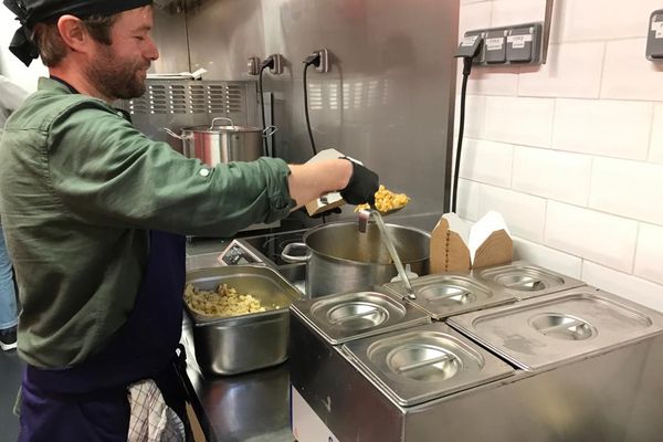 De l'achat des produits au service aux clients, Jean-Sébastien Ohmann assure tout, tout seul.