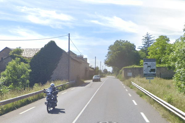 L'accident a eu lieu sur cette ligne droite de la RN 88, à proximité du lieu-dit "Varès", sur la commune de Séverac d’Aveyron.