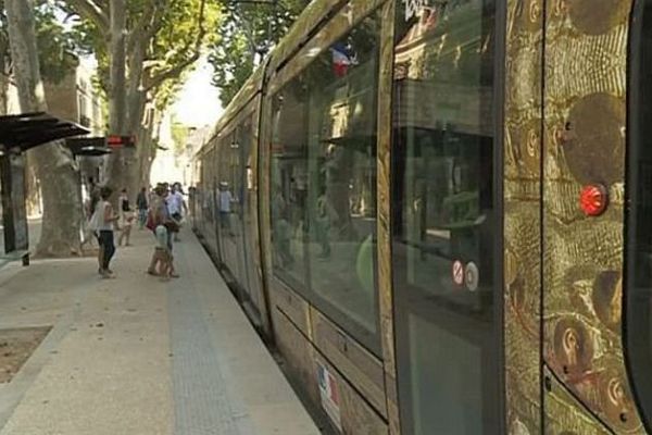 Les premiers usagers testent la ligne 4 du tramway à Montpellier. Les commercants soufflent un peu après avoir subit des années de travaux