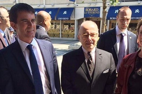 Manuel Valls et Bernard Cazeneuve à Caen, rue Saint-Pierre, le 16 mai 2014 (via twitter)