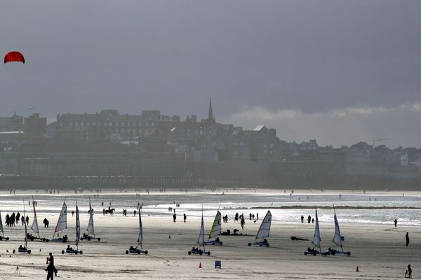 Chars à voile en contre-jour sur la grande plage du Sillon de Saint-Malo (Ille-et-Vilaine)