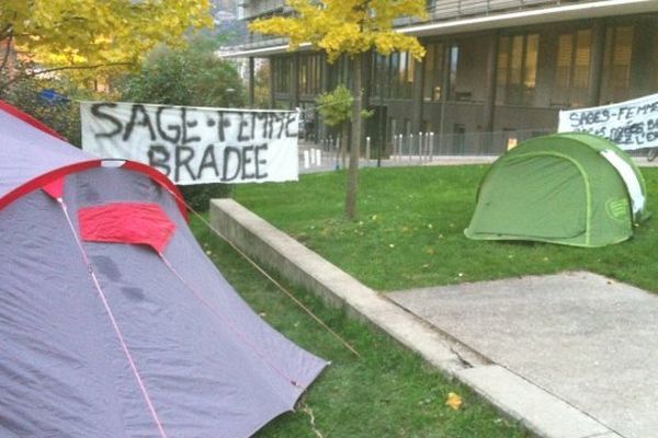 Les sages-femmes de Grenoble campent devant le CHU