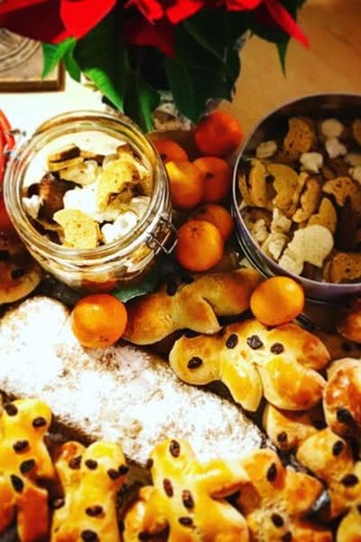 Le goûter parfait pour la Saint Nicolas : bredele, mannele (petits hommes), christstollen (rouleau du Christ), mandarines et chocolat chaud.