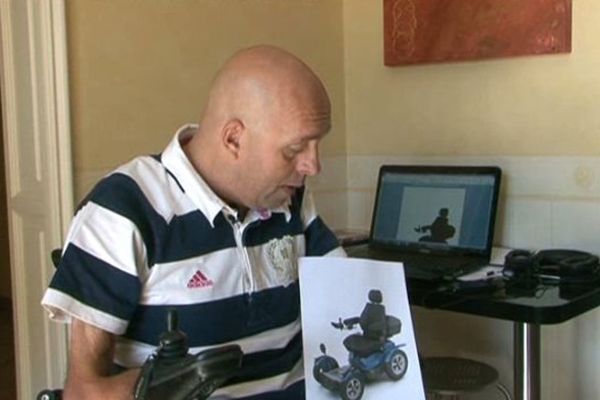 Philippe Croizon montrant l'image du fauteuil qui lui a été volé