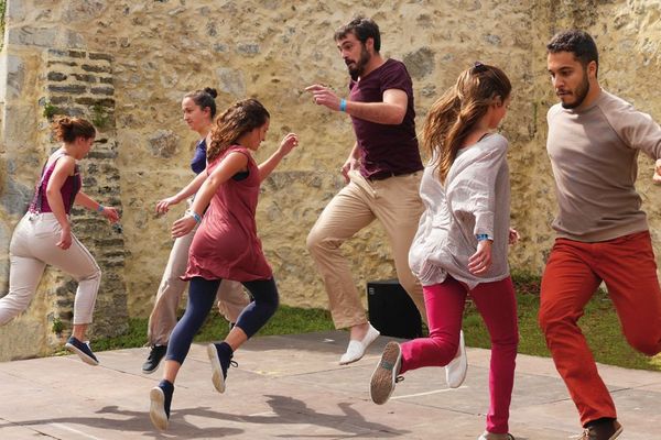 Ils ont cette belle énergie à faire exister autrement la danse basque dans les rues et sur les places. Les 10 danseurs de Bilaka ouvrent les fenêtres et, portés par les vents nouveaux, donnent à leur danse un souffle singulier et une vitalité joyeuse. Rendez-vous avec Txirrita, dimanche à 11H25