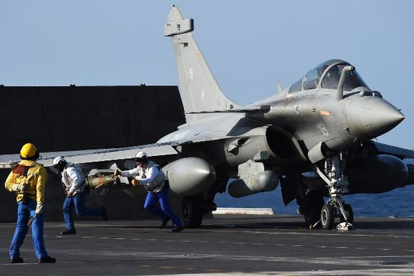 Le Charles de Gaulle en Irak. Sur le pont, les chiens jaunes.