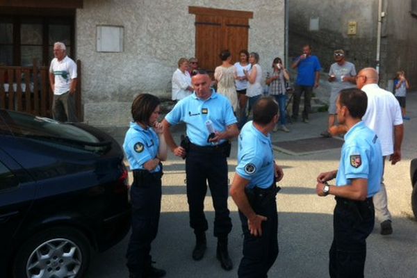 Les gendarmes avec la population du hameau des Aymes à Mizoën 